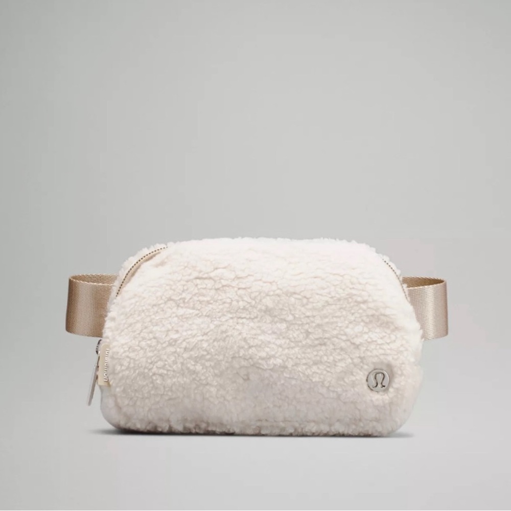 NWT Lululemon Everywhere Beltbag Fleece Cream / Ivory.